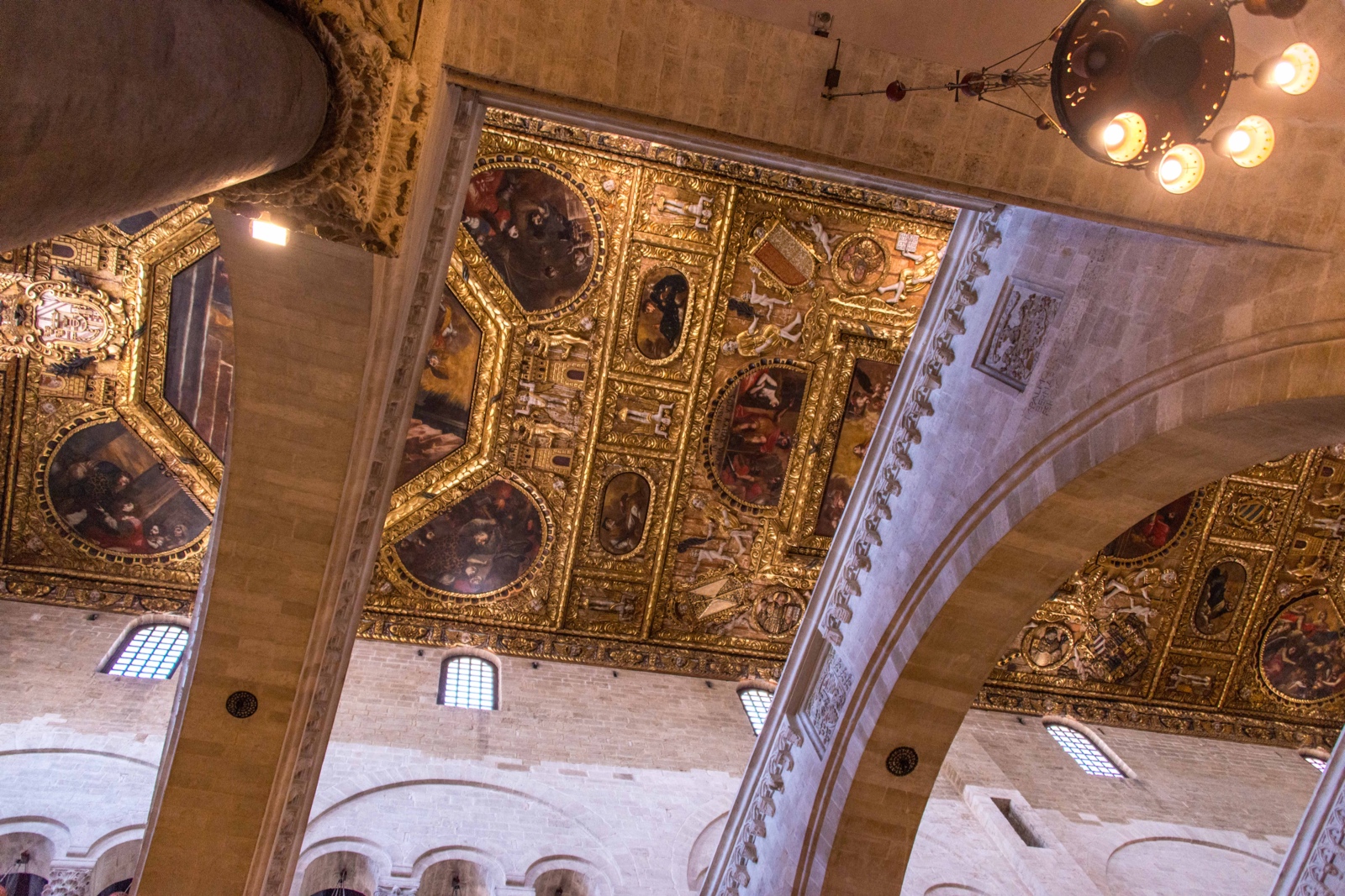 Deckenverzierungen in der Basilica Pontificia Di San Nicola in Bari