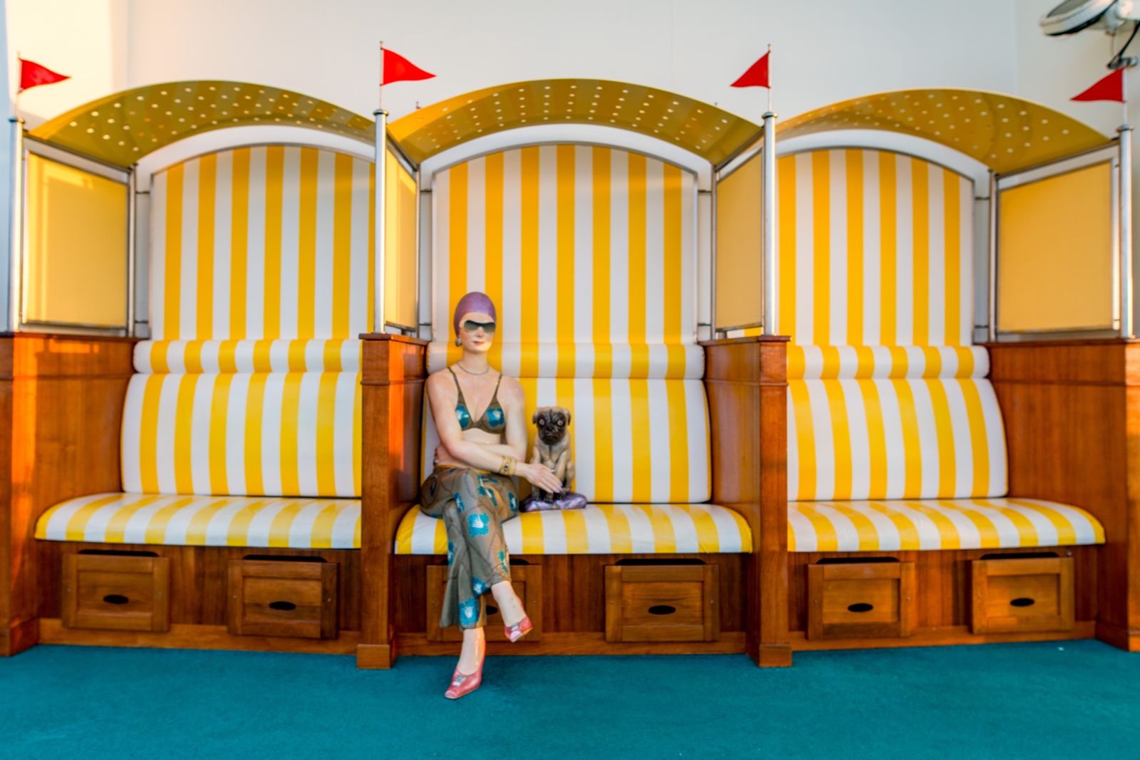 Figur mit Hund auf dem Schiff