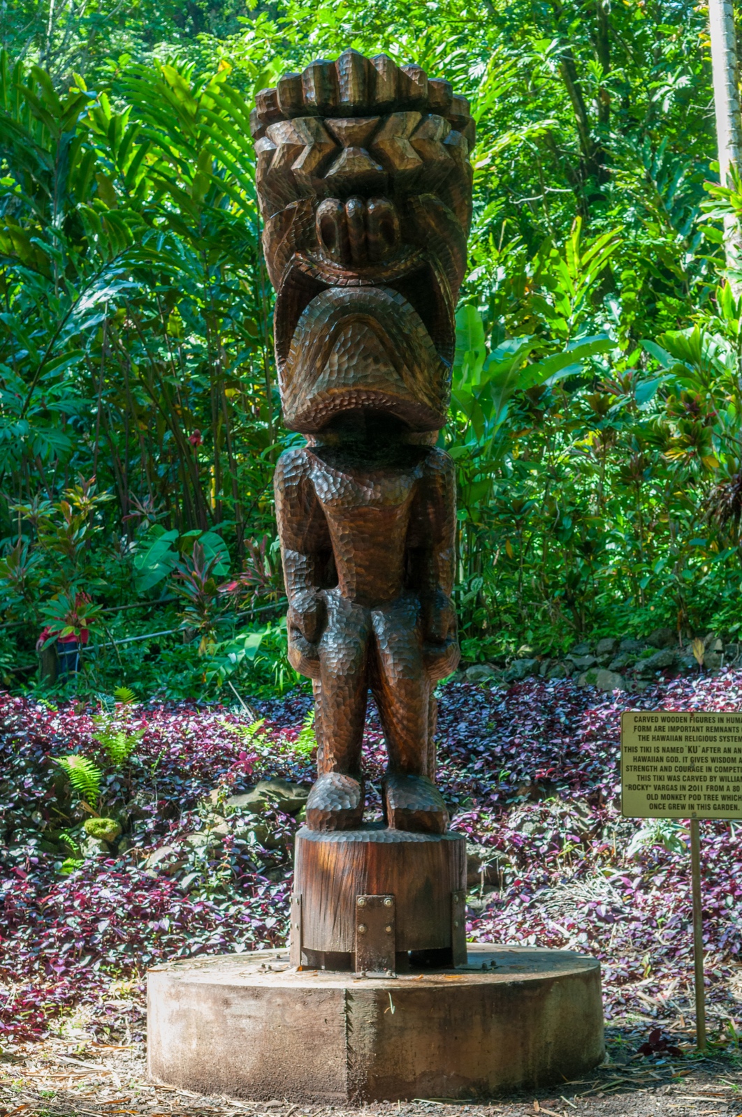 Holzfigur im botanischen Garten auf Hilo