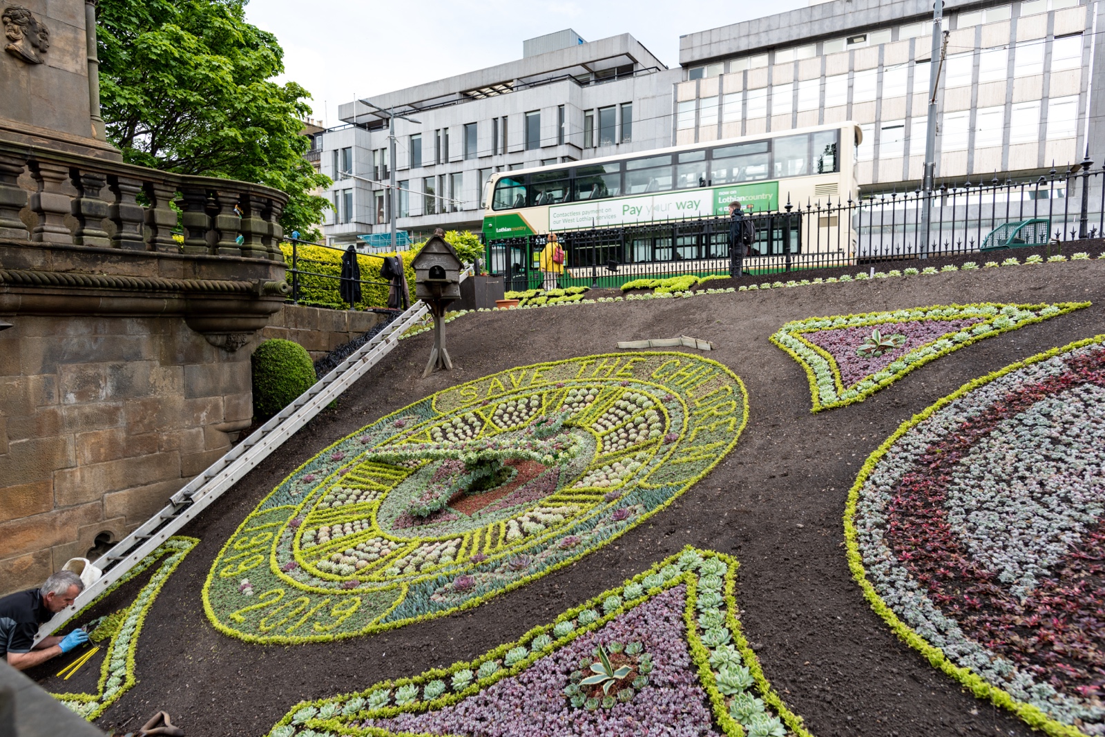 Blumenuhr in den Princess Gardens von Edinburgh, Schottland
