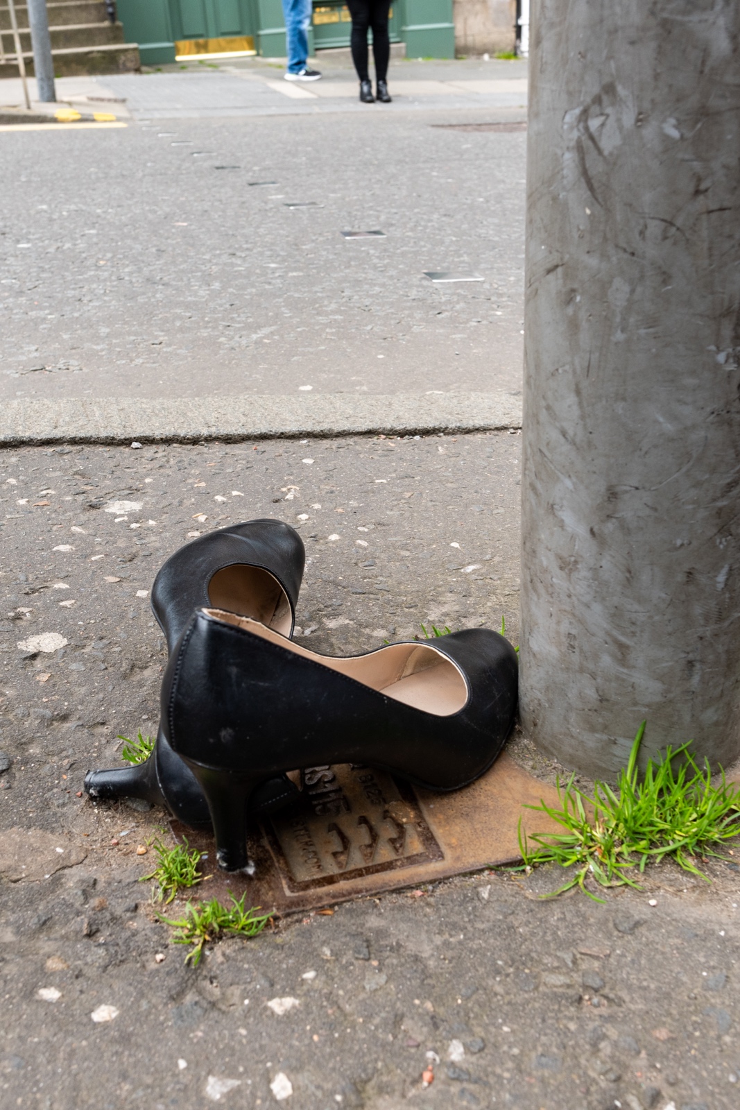 Nach durchzechter Nacht kommt frau auch ohne Schuhe nach Hause, Edinburgh, Schottland