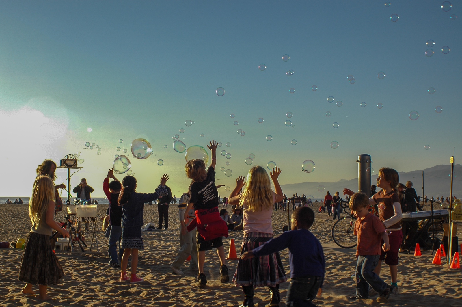 The Bubble Man and his machine, Santa Monica