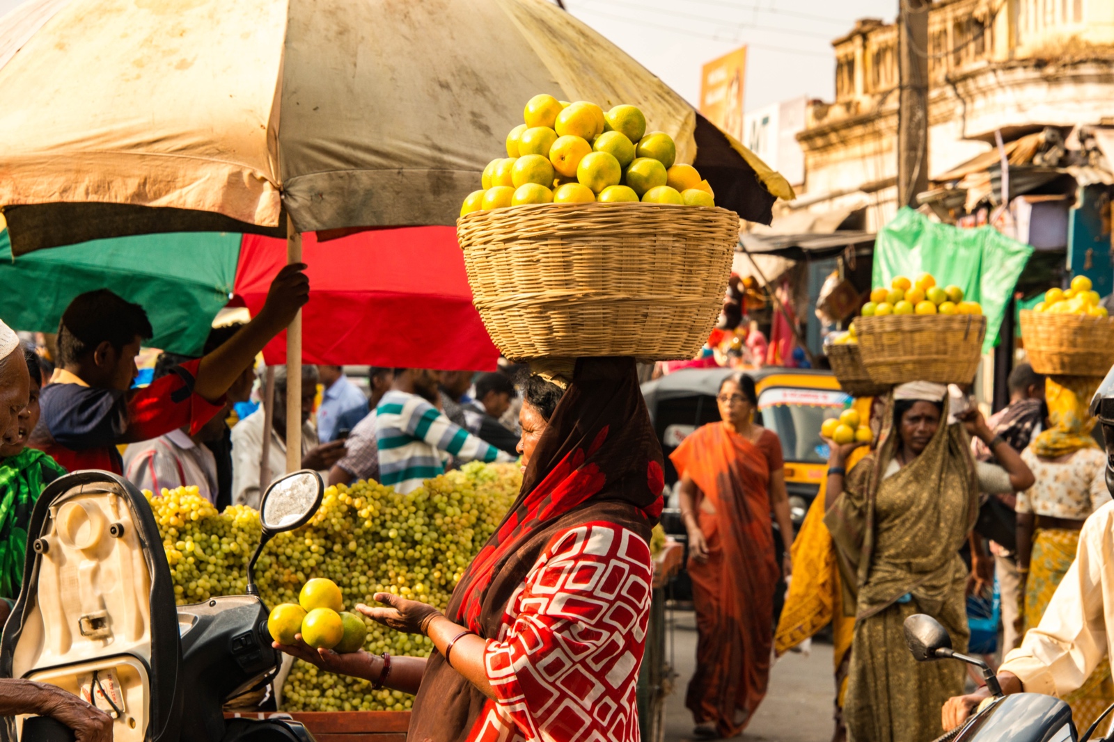 Mysore - Marktfrauen mit Zitrusfrüchten